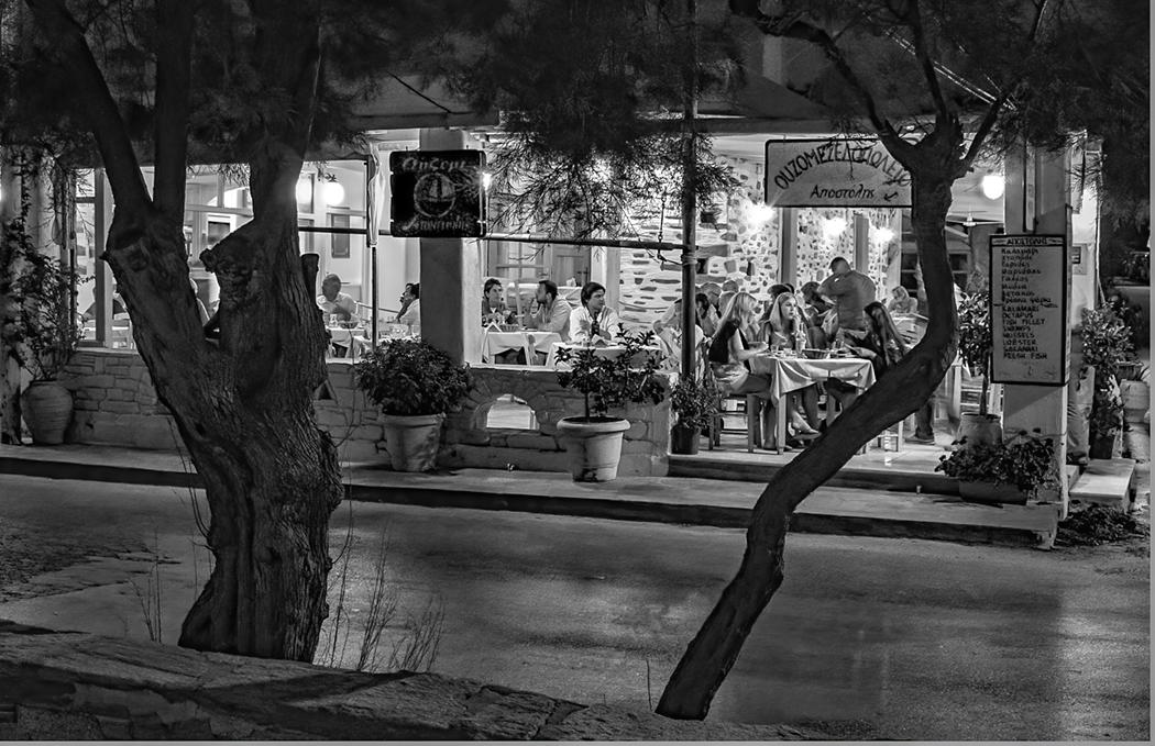 fieldsirene_parostaverna.jpg Black and white photo of a tavern at night.